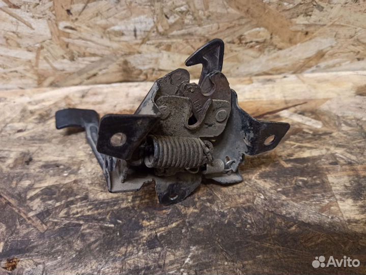 Замок капота Hyundai Tucson 1