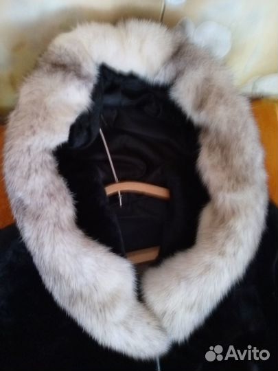 Черная мутоновая шубка с капюшоном