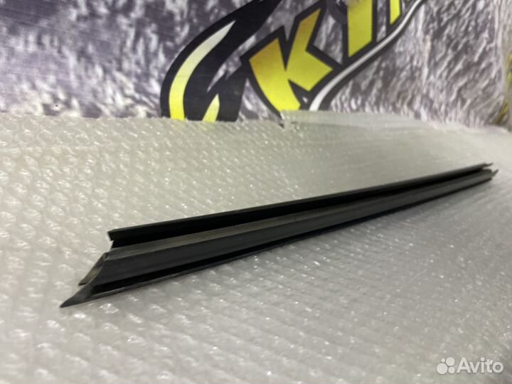 Уплотнитель стекла внутренний правый задний Colt 6