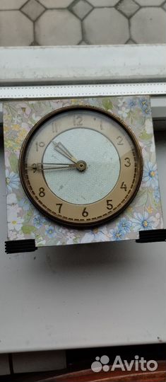 Старинные вещи, барометр, часы, ракушка