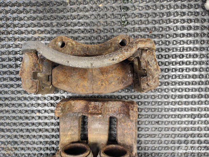 Суппорт тормозной передний левый Nissan Liberty