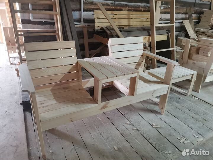 Скамейка со столиком