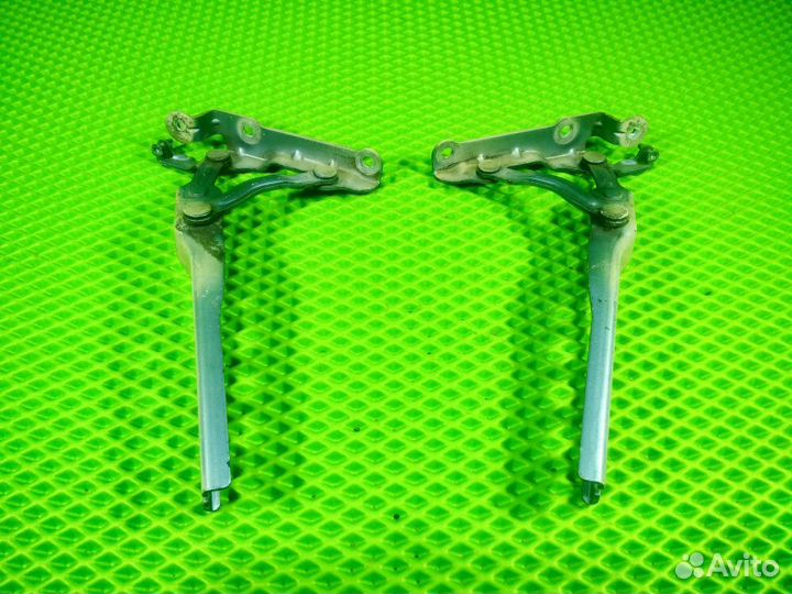 Петля капота Skoda Octavia A5