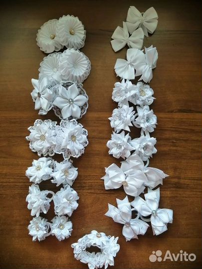 Белые бантики ручной работы в стиле канзаши