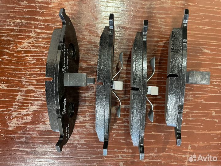 Комплект передних тормозных колодок brembo P11008