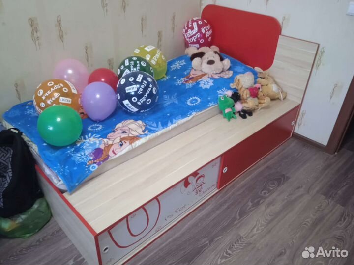 Комплект детской мебели (стол, шкаф, кроватка)