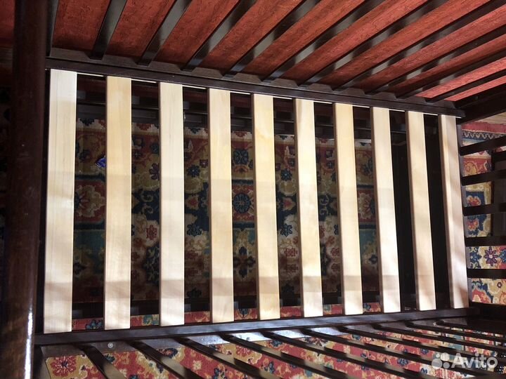 Детская кроватка с маятником