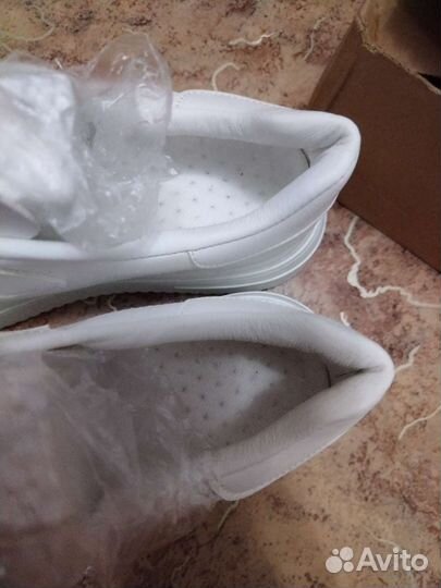 Кроссовки женские