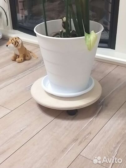 Подставка для цветов на колесиках