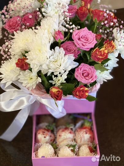 Клубника в шоколаде с цветами