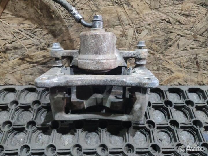 Суппорт тормозной задний правый Genesis G70 седан