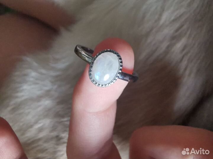 Серебряное кольцо с настоящим лунным камнем