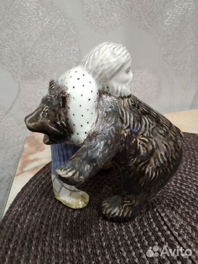 Фарфоровая статуэтка Мужик и медведь