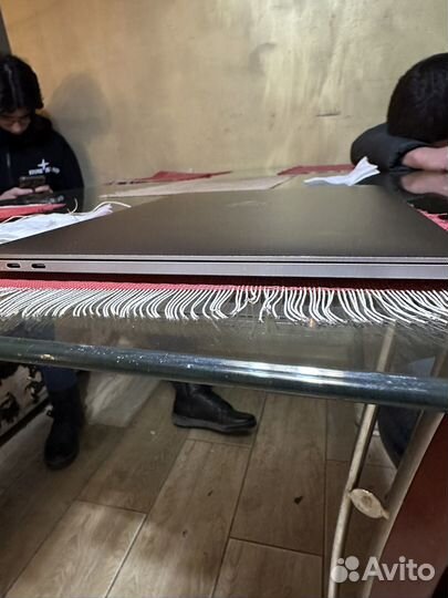 Macbook Pro 15 2017 i7 16gb Touch Bar