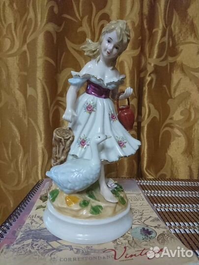 Статуэтка фарфоровая Девушка с гусем