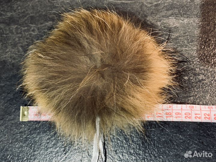Помпон натуральный новый 18см