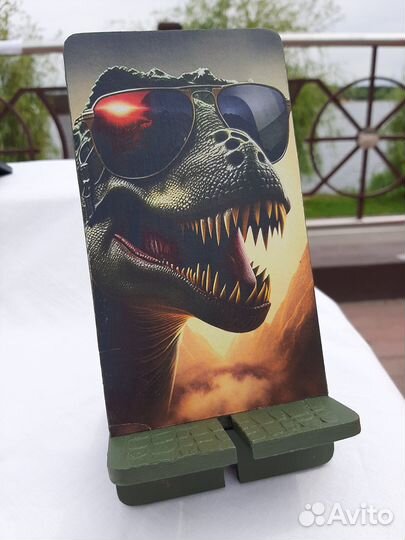 Деревянная подставка для телефона