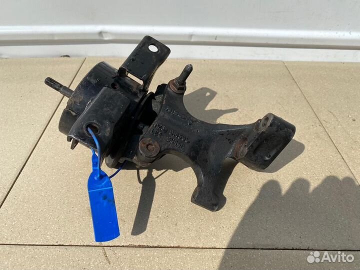 Кронштейн двигателя правый Nissan Primera P12