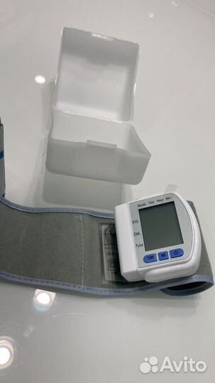 Цифровой автоматический тонометр на запястье