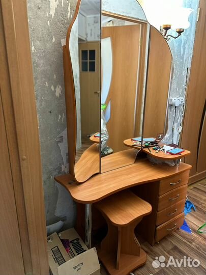 Туалетный столик с зеркалом бу