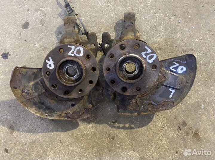 Кулак Опель Астра H Зафира B левый правый