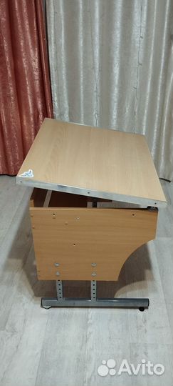 Школьная парта регулируемая по высоте