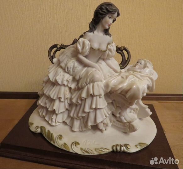 Статуэтка фарфор Capodimonte- мать и дитя