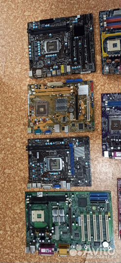 Много материнских плат