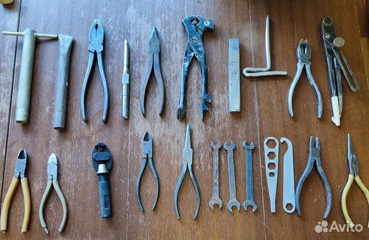 Инструмент рабочий молоток ключ плоскогубцы разные