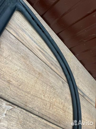 Уплотнительная резинка правая Subaru Impreza GF6