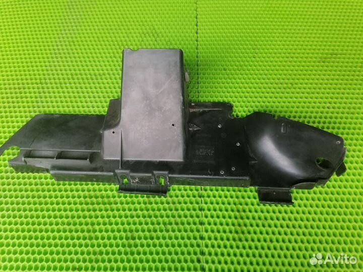 Дефлектор радиатора левый Фольксваген Таурег 7L