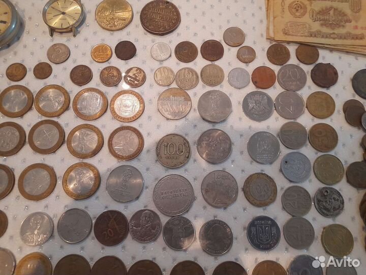 Бумажные и железные, часы банкноты