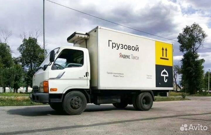 Водитель с грузовым авто