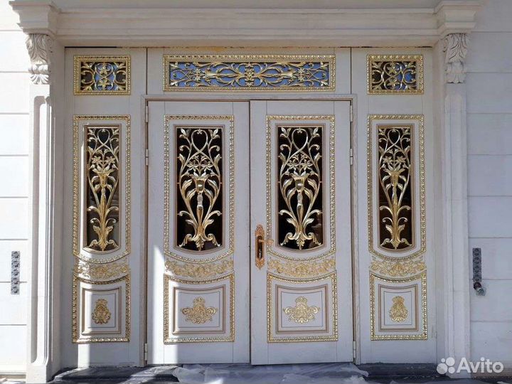 Парадная вухстворчатая входная дверь. Белый/золото