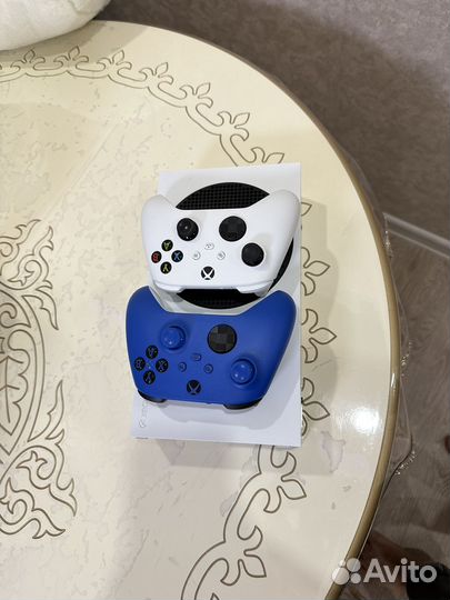 Xbox series s с 2 геймпадами