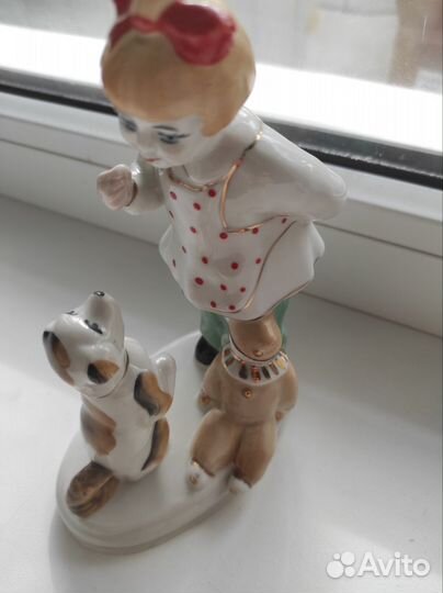 Фарфоровая статуэтка