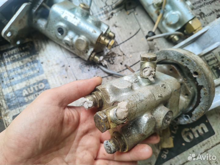 Педаль хода гусеничного экскаватора liebherr R904