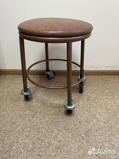 Стул на колесиках