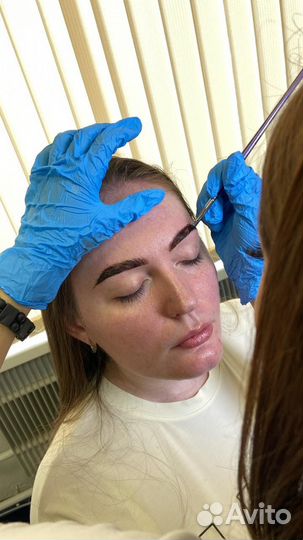 Модель на брови