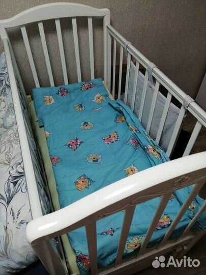 Детская кроватка с маятником