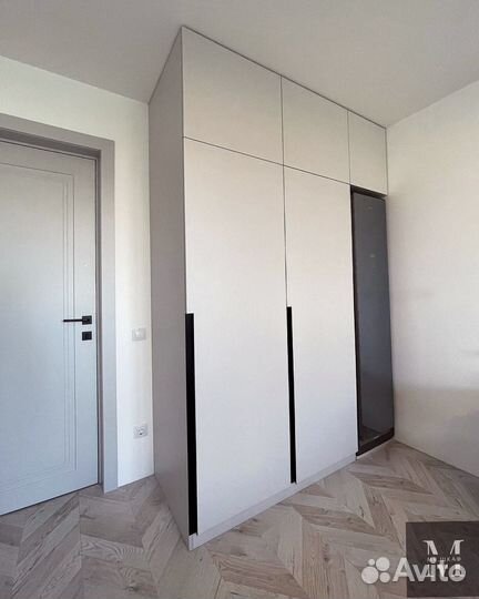 Шкаф встроенный распашной