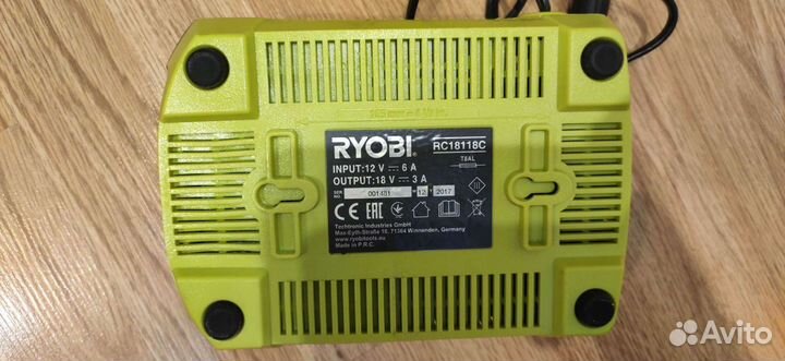 Автомобильное зарядное устройство Ryobi RC18118C