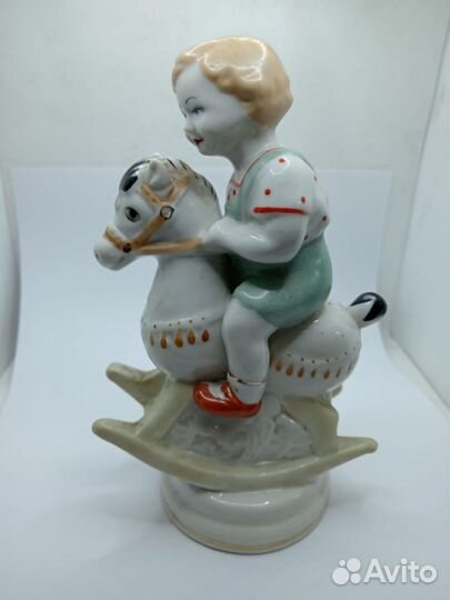 Статуэтка фарфор