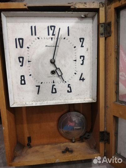 Часы, счёты, лампа, ваза