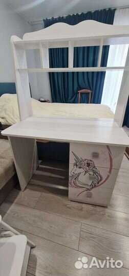Детский письменный стол и стул