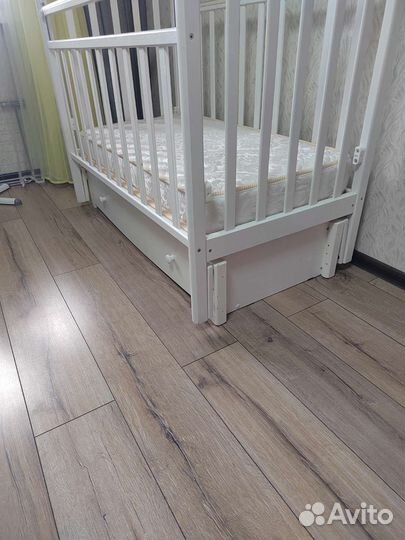 Детская кроватка с маятником и ящиком