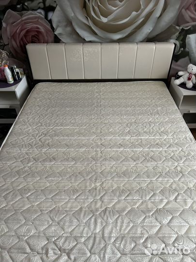 Кровать с матрасом 160х200