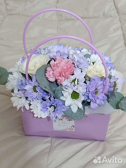 Сборные букеты из живых цветов в сумочках