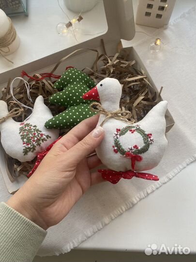 Интерьерные игрушки изо льна с вышивкой