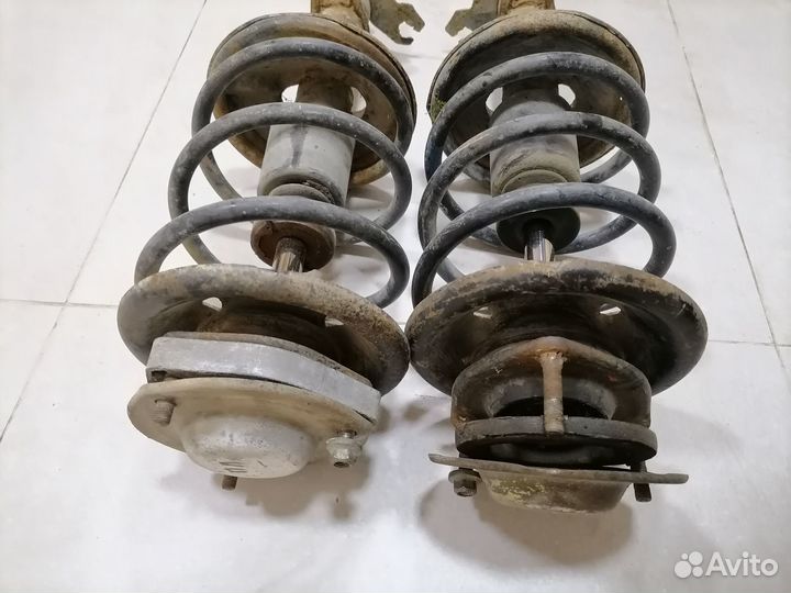 Амортизатор перед Nissan Bluebird CD20 2.0 1987